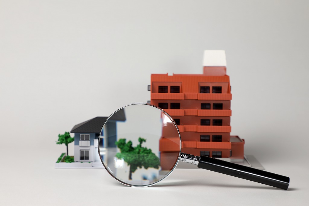 建物の模型と虫眼鏡